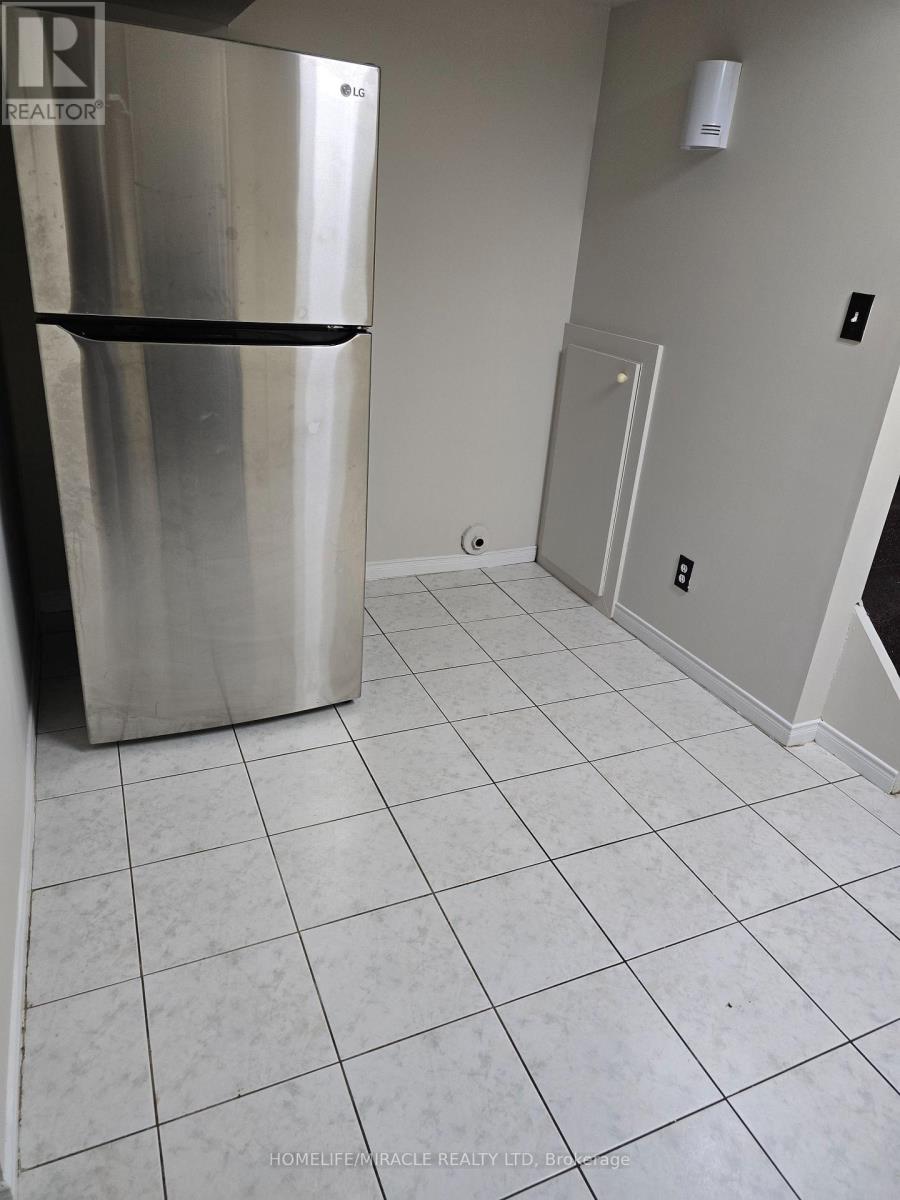 Bsmt - 1128 Swinbourne Drive, Mississauga, Ontario L5V 1C2 - Photo 5 - W12488158