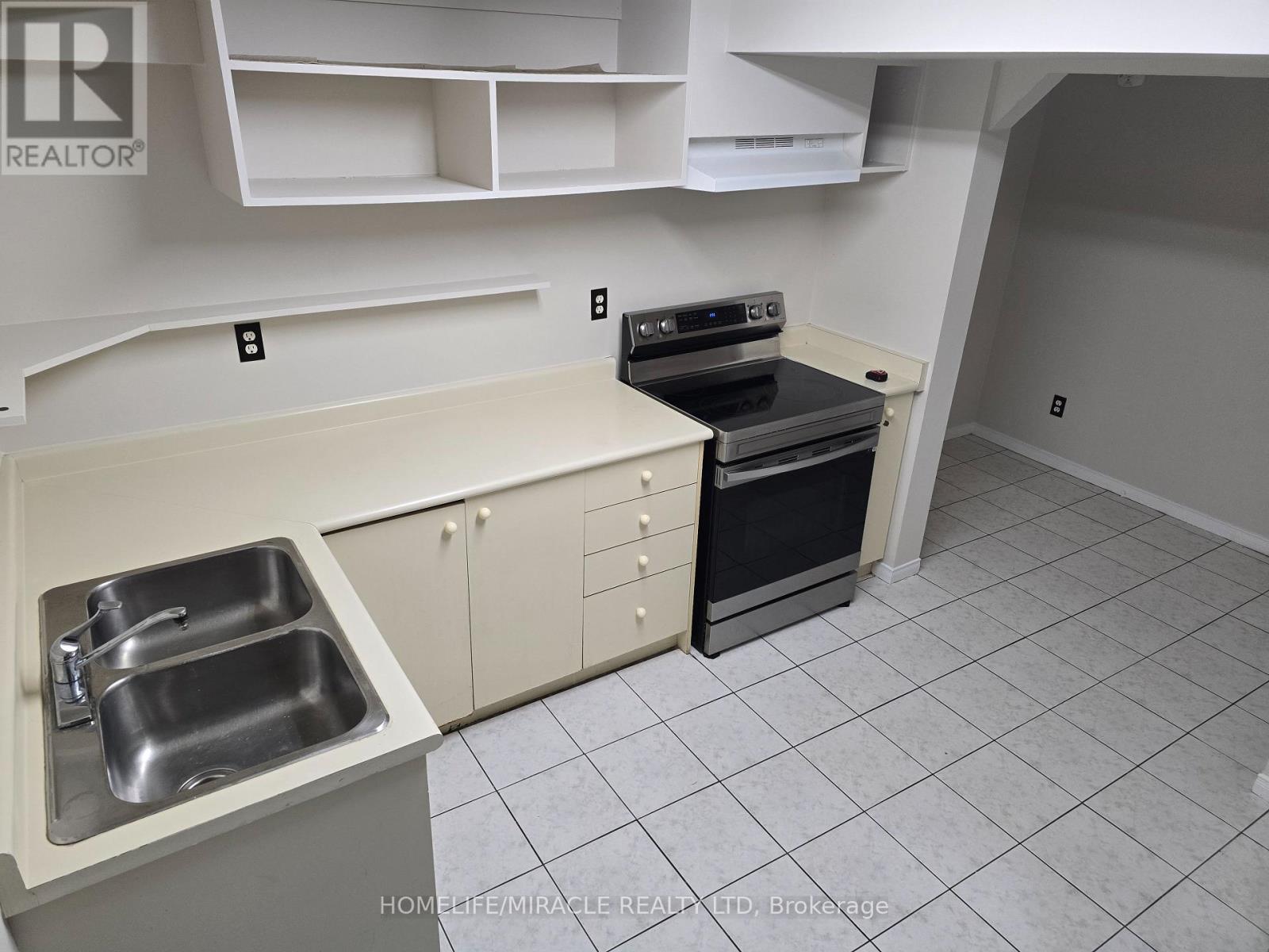 Bsmt - 1128 Swinbourne Drive, Mississauga, Ontario L5V 1C2 - Photo 4 - W12488158