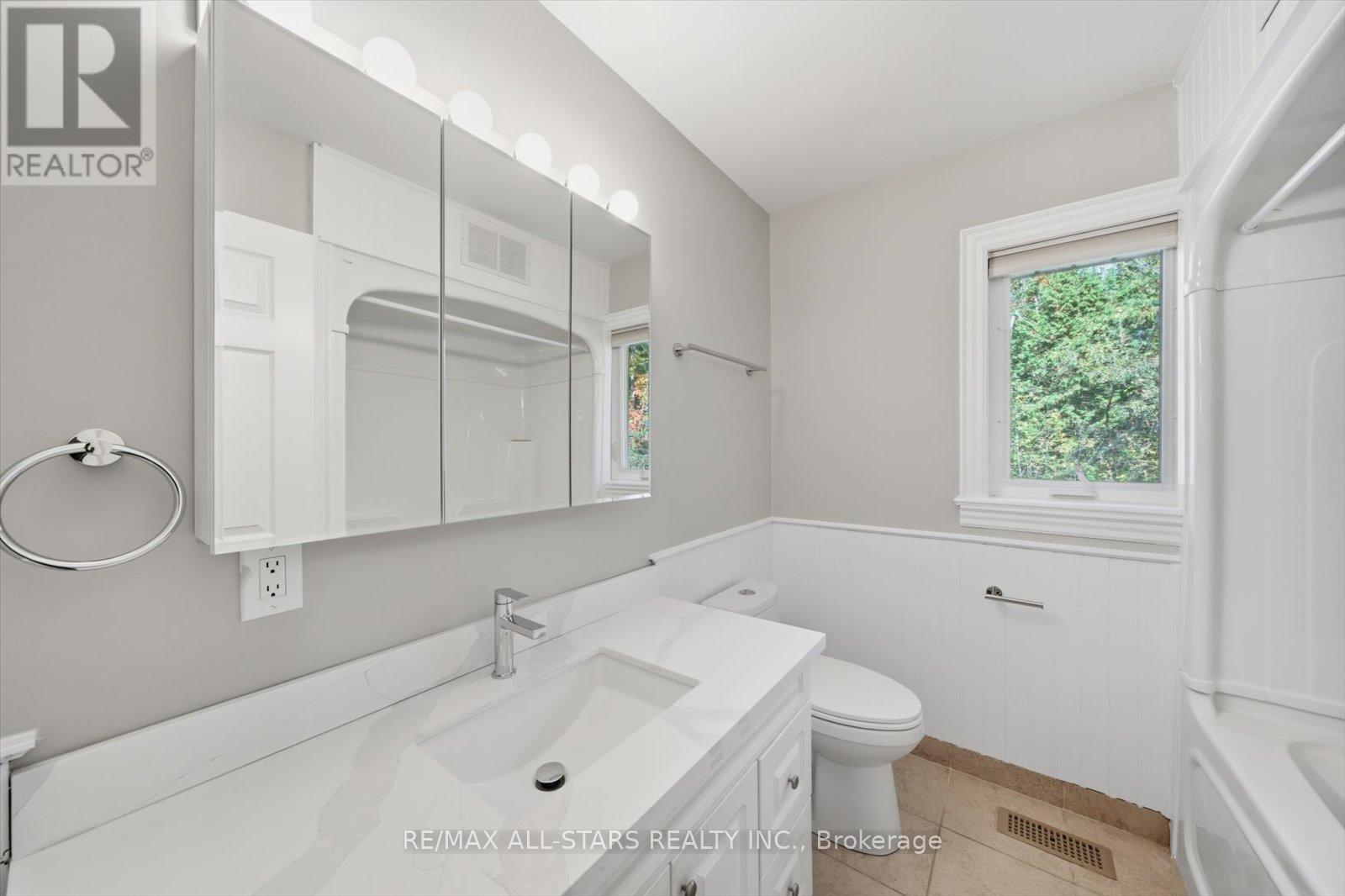 40 Algonquin Forest Drive, East Gwillimbury, Ontario  L9N 0C6 - Photo 18 - N12533030