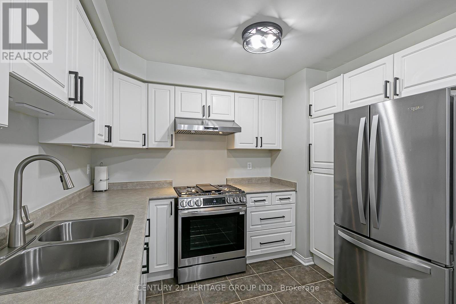 122 Beare Trail, Newmarket, Ontario  L3X 3B6 - Photo 9 - N12533112