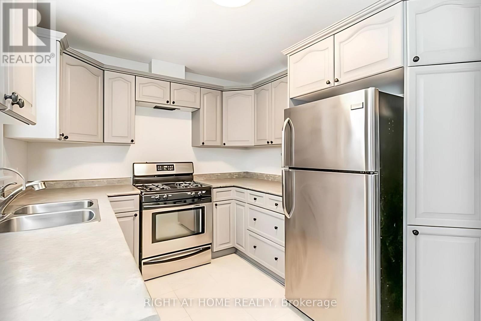 Upper - 5 Shannon Street, Barrie, Ontario  L4M 2K7 - Photo 4 - S12532900