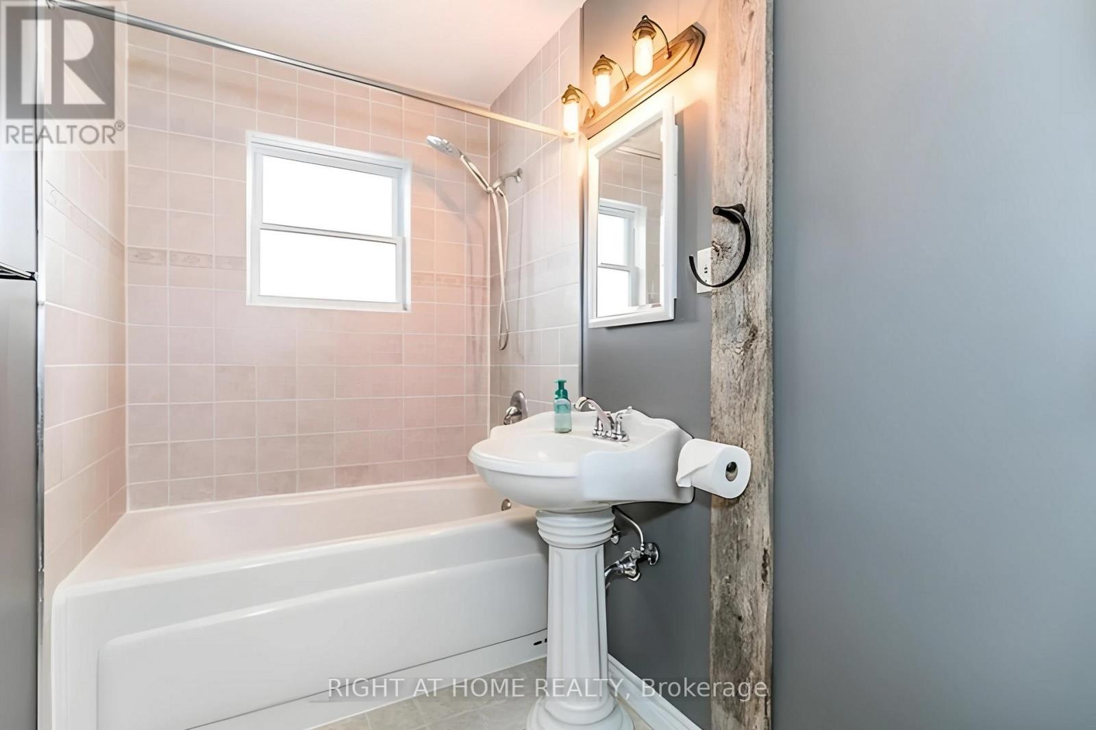 Upper - 5 Shannon Street, Barrie, Ontario  L4M 2K7 - Photo 9 - S12532900