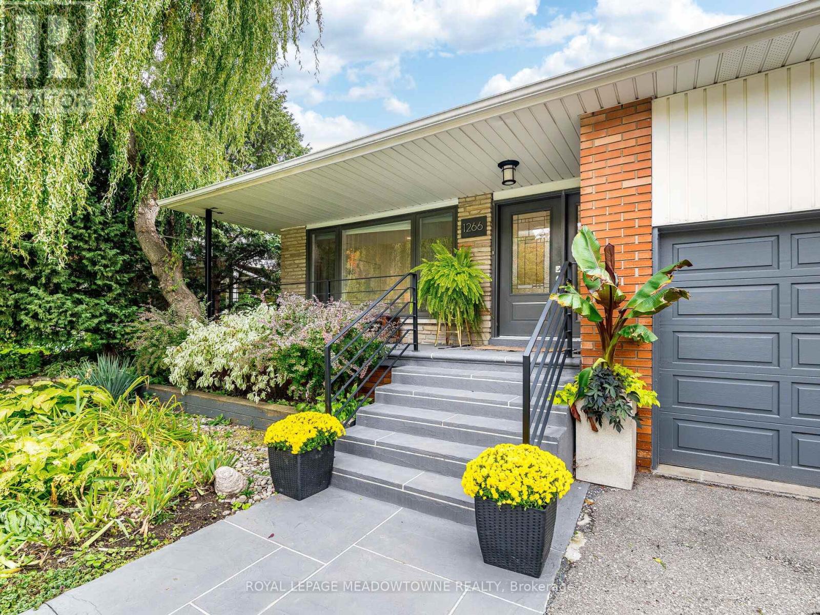 1266 Winding Trail, Mississauga, Ontario  L4Y 2T7 - Photo 2 - W12532906