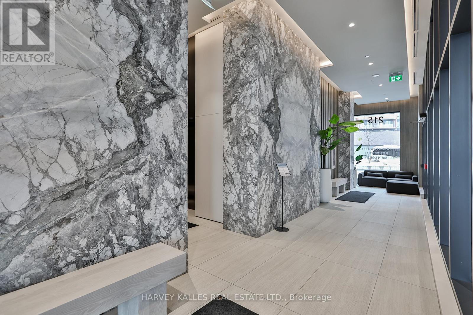 338 - 215 Lakeshore Road W, Mississauga, Ontario  L5H 1G5 - Photo 4 - W12532928