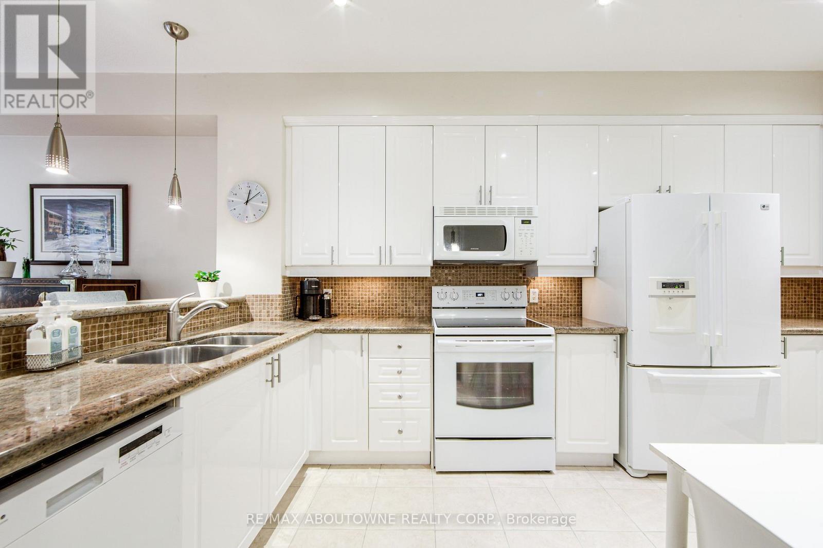 21 - 300 Ravineview Way, Oakville, Ontario  L6H 7J1 - Photo 13 - W12532988