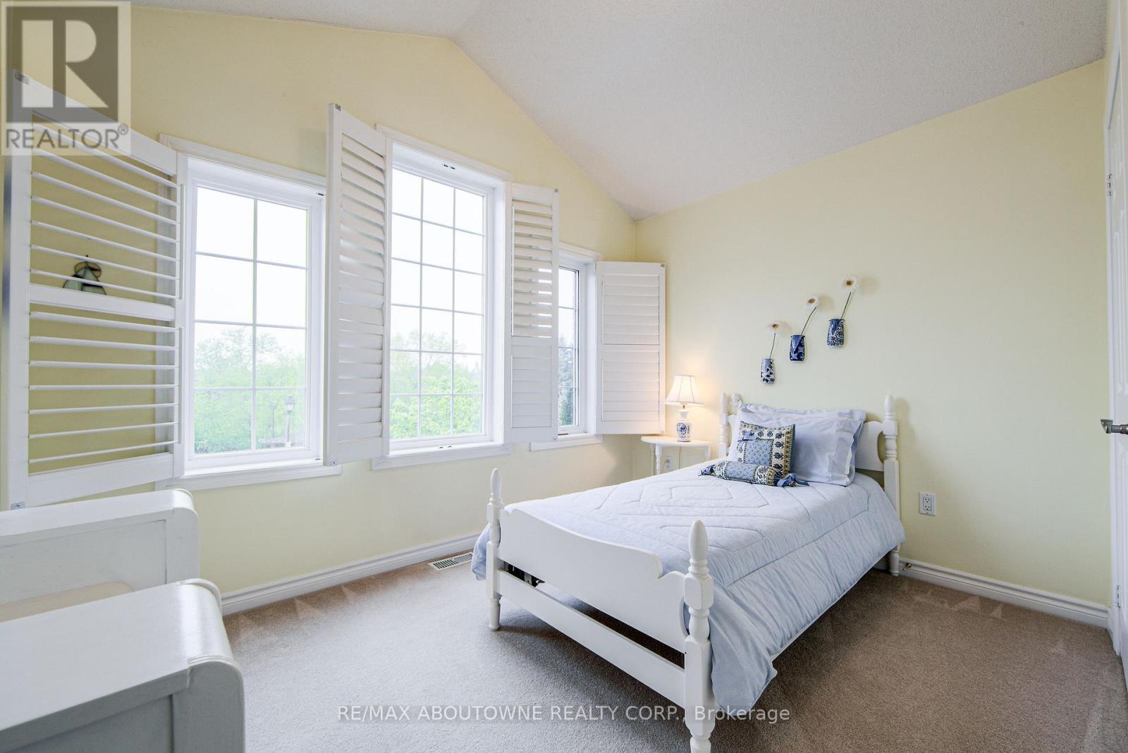 21 - 300 Ravineview Way, Oakville, Ontario  L6H 7J1 - Photo 16 - W12532988