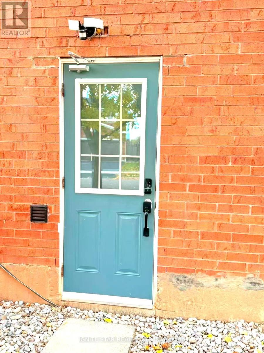 Basement Apartment - 2537 Ambercroft Trail, Mississauga, Ontario  L5M 4K5 - Photo 15 - W12532990