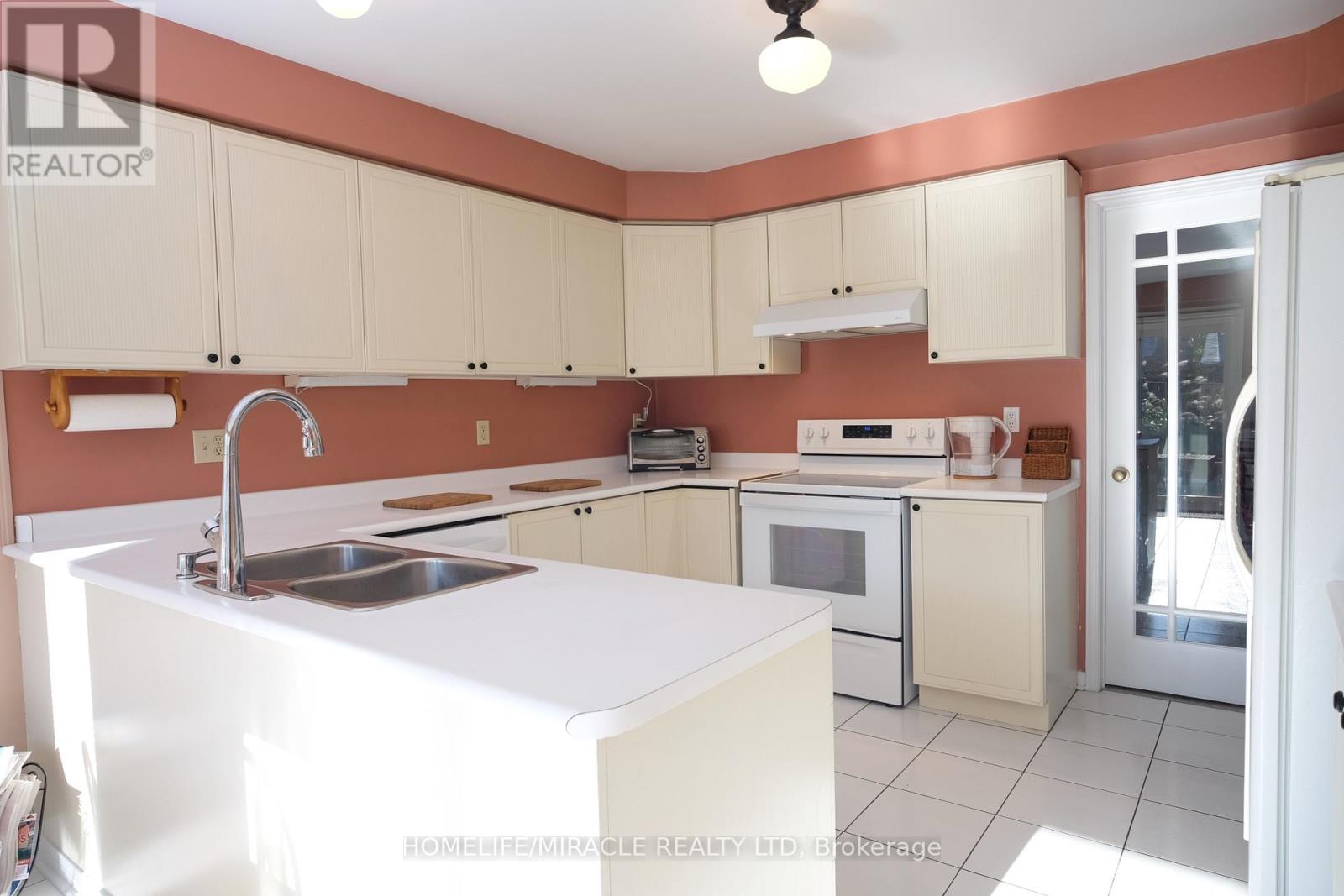 28 Adirondack Crescent, Brampton, Ontario  L6R 1E5 - Photo 15 - W12533098