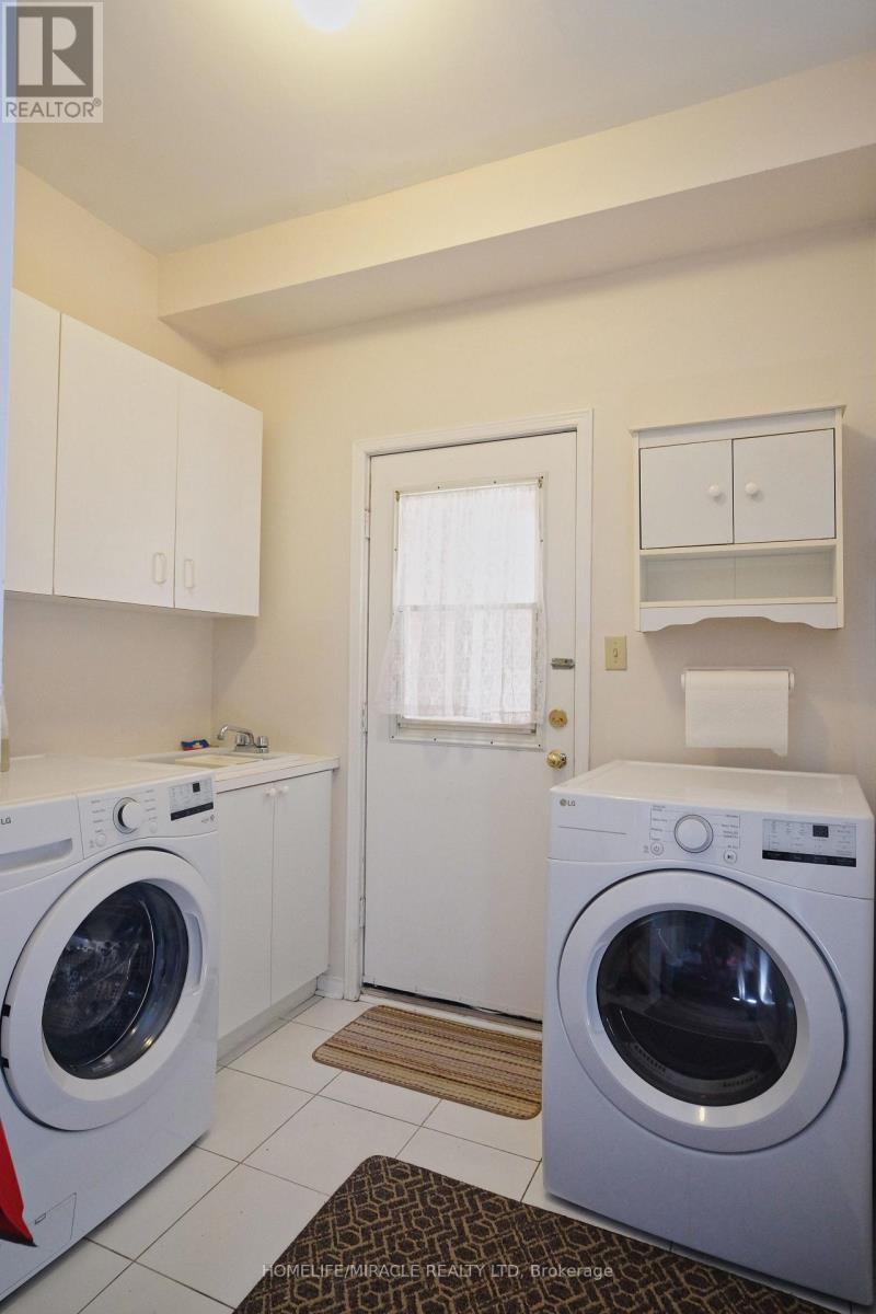 28 Adirondack Crescent, Brampton, Ontario  L6R 1E5 - Photo 19 - W12533098