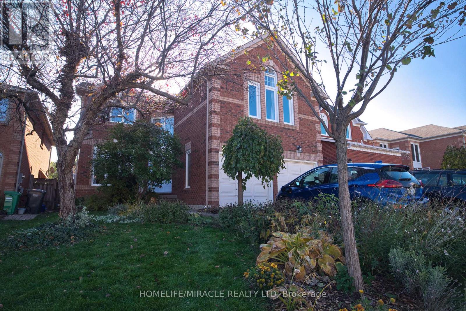 28 Adirondack Crescent, Brampton, Ontario  L6R 1E5 - Photo 2 - W12533098