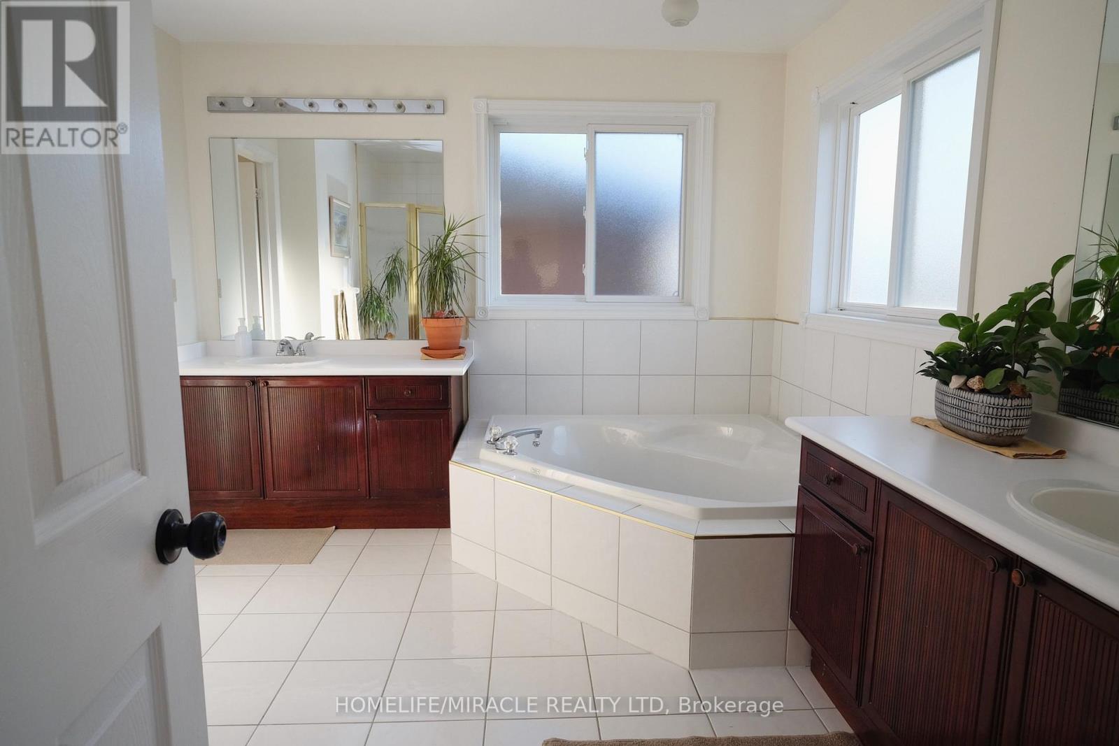 28 Adirondack Crescent, Brampton, Ontario  L6R 1E5 - Photo 27 - W12533098