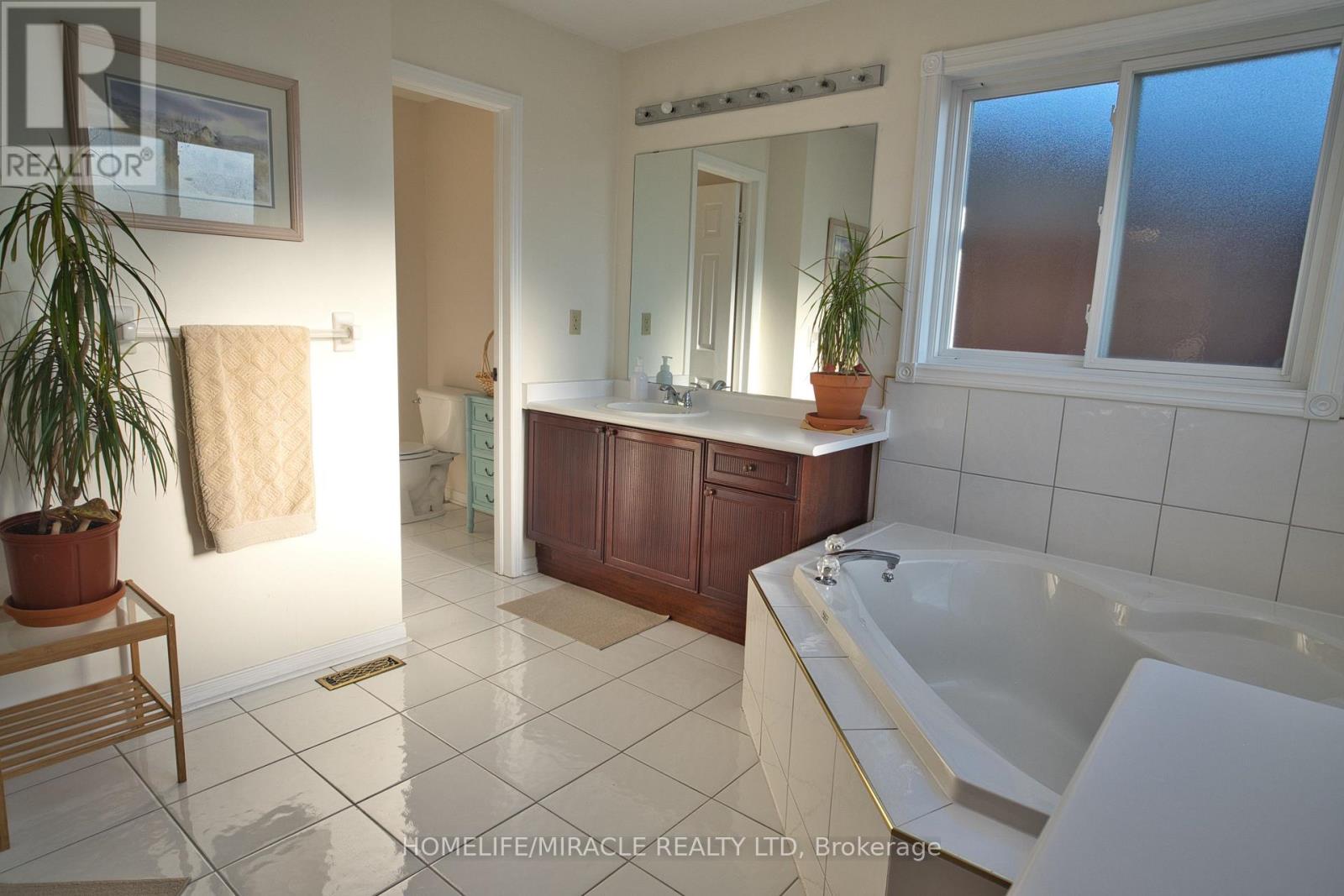 28 Adirondack Crescent, Brampton, Ontario  L6R 1E5 - Photo 28 - W12533098