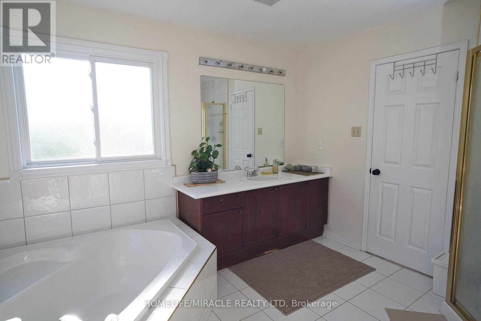 28 Adirondack Crescent, Brampton, Ontario  L6R 1E5 - Photo 29 - W12533098