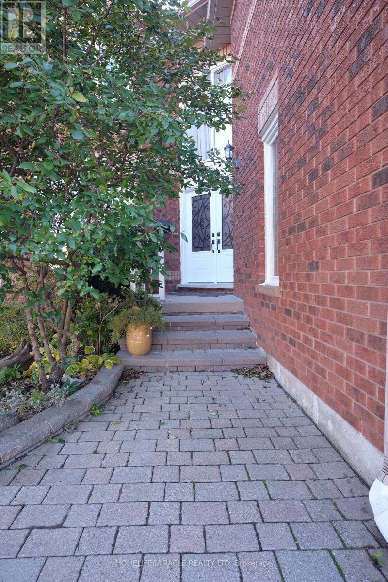 28 Adirondack Crescent, Brampton, Ontario  L6R 1E5 - Photo 3 - W12533098