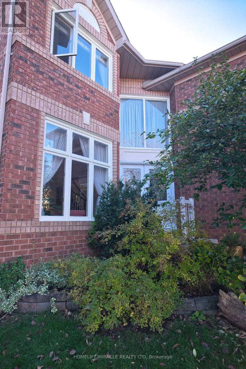 28 Adirondack Crescent, Brampton, Ontario  L6R 1E5 - Photo 4 - W12533098