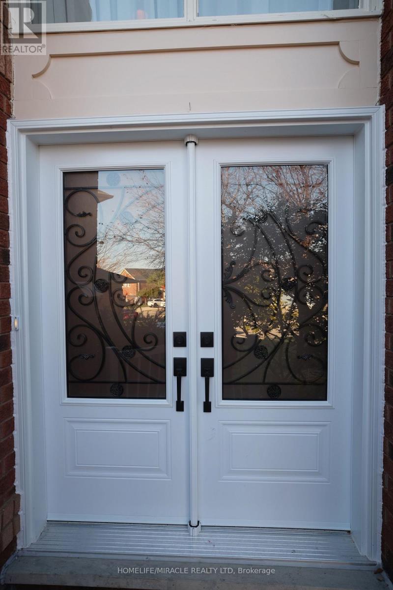 28 Adirondack Crescent, Brampton, Ontario  L6R 1E5 - Photo 5 - W12533098