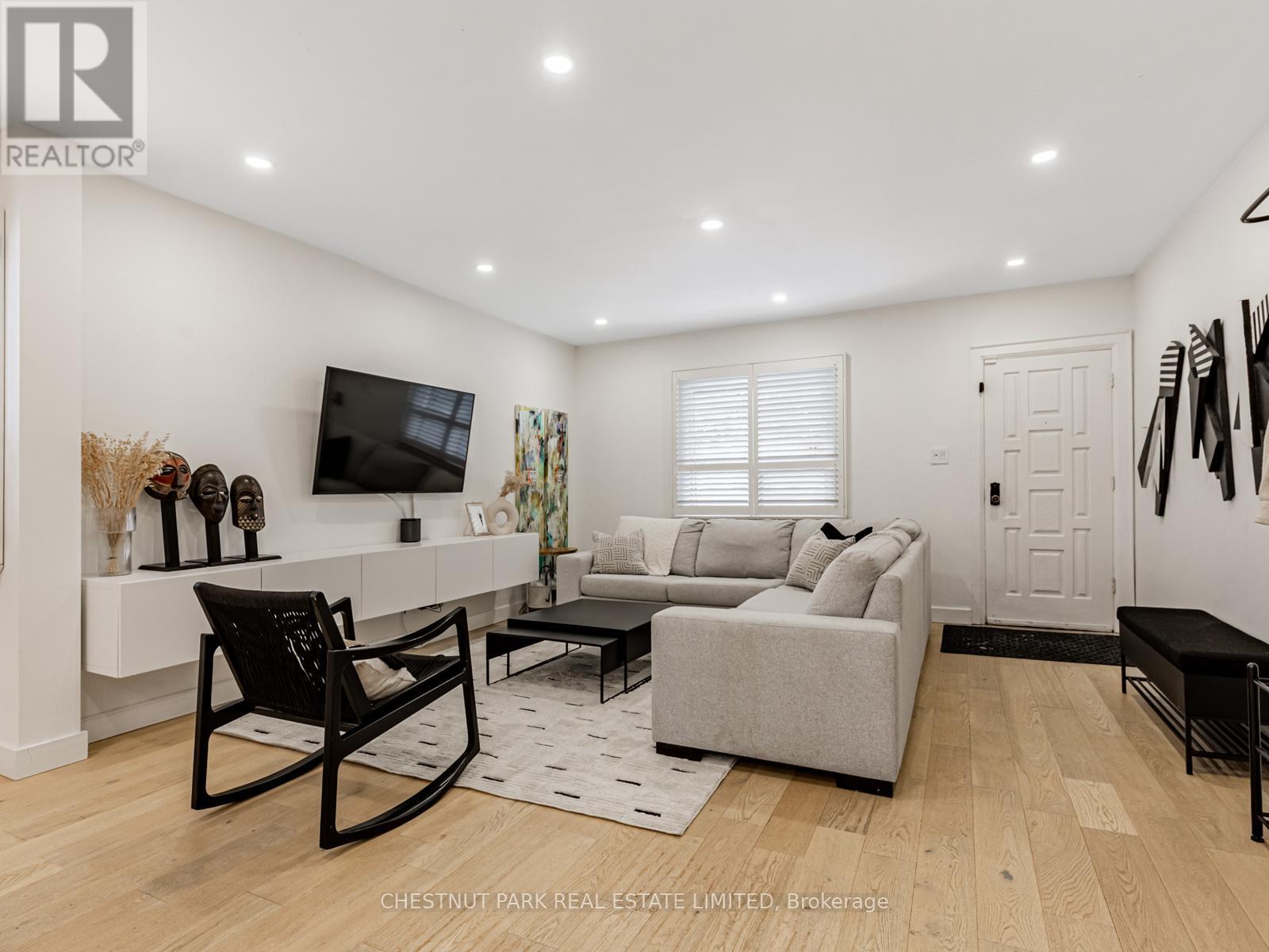 183 Locksley Avenue, Toronto, Ontario  M6B 3N8 - Photo 8 - W12533102