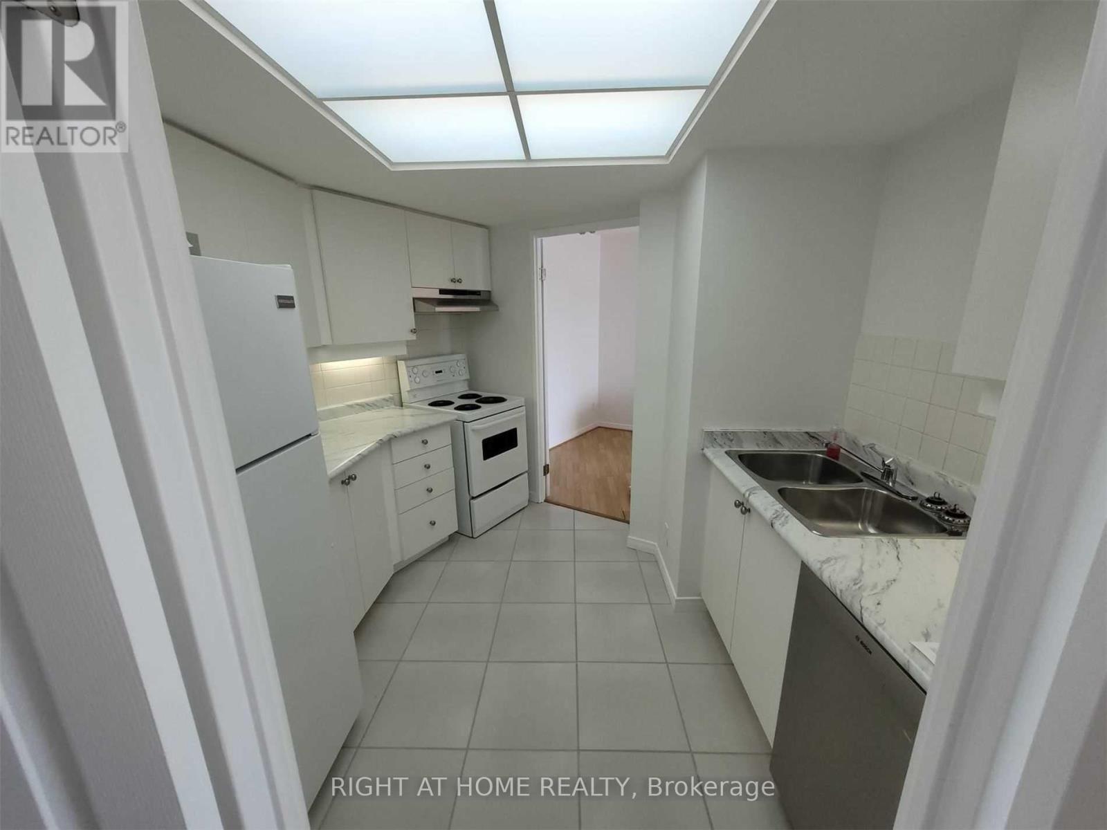 813 - 6 Humberline Drive, Toronto, Ontario  M9W 6X8 - Photo 4 - W12533144