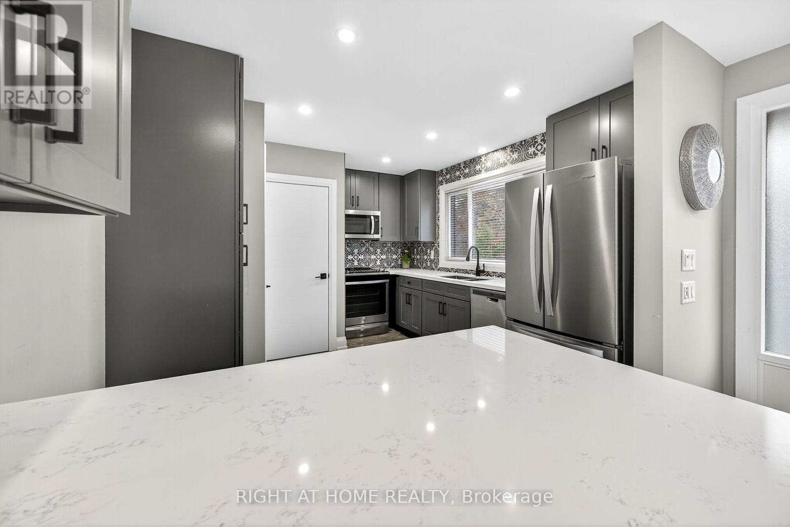 2298 Fassel Avenue, Burlington, Ontario  L7R 3P3 - Photo 10 - W12533176