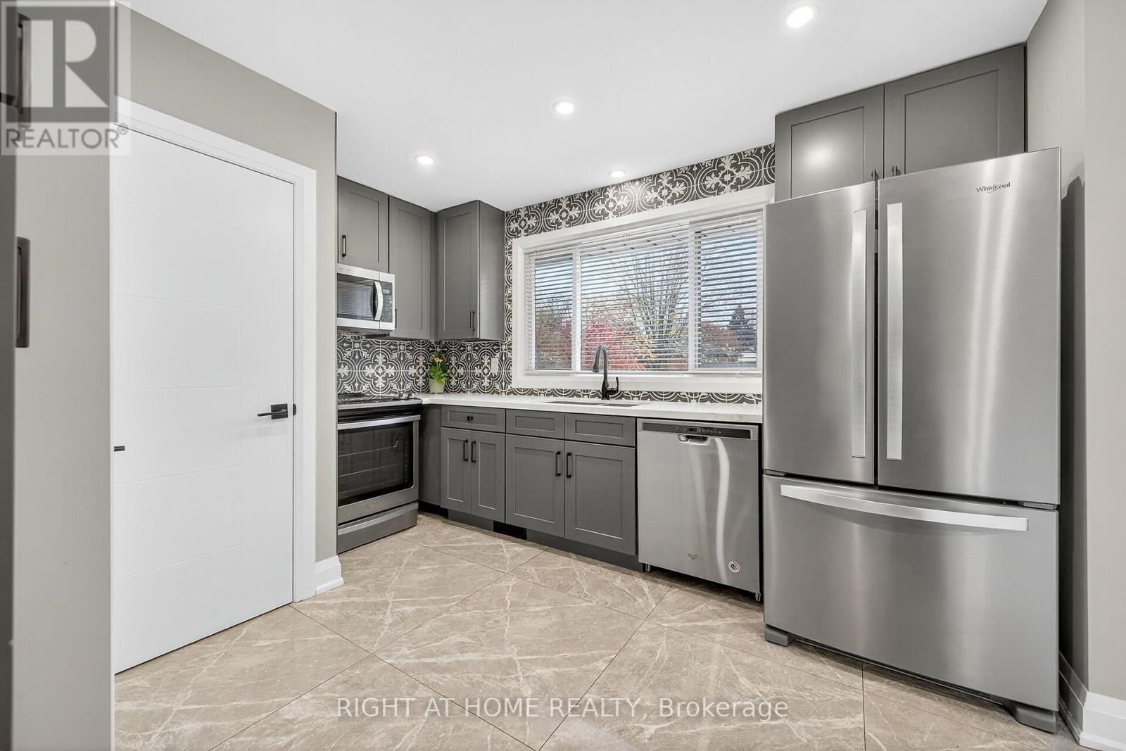 2298 Fassel Avenue, Burlington, Ontario  L7R 3P3 - Photo 11 - W12533176