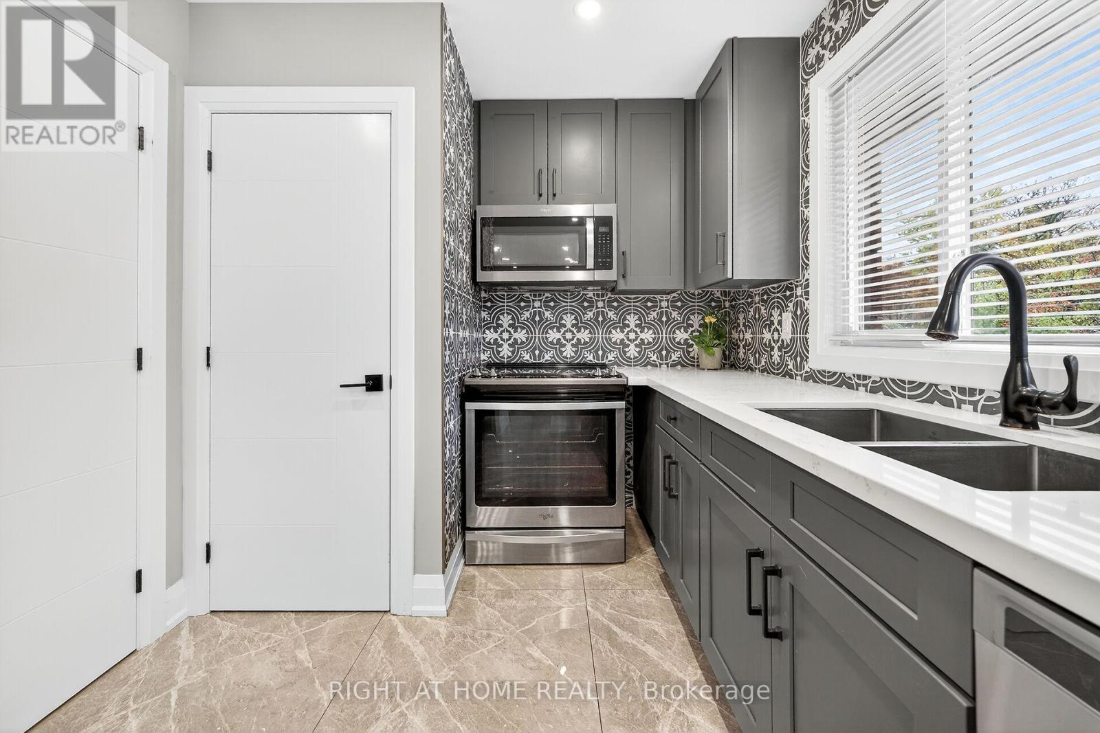 2298 Fassel Avenue, Burlington, Ontario  L7R 3P3 - Photo 12 - W12533176