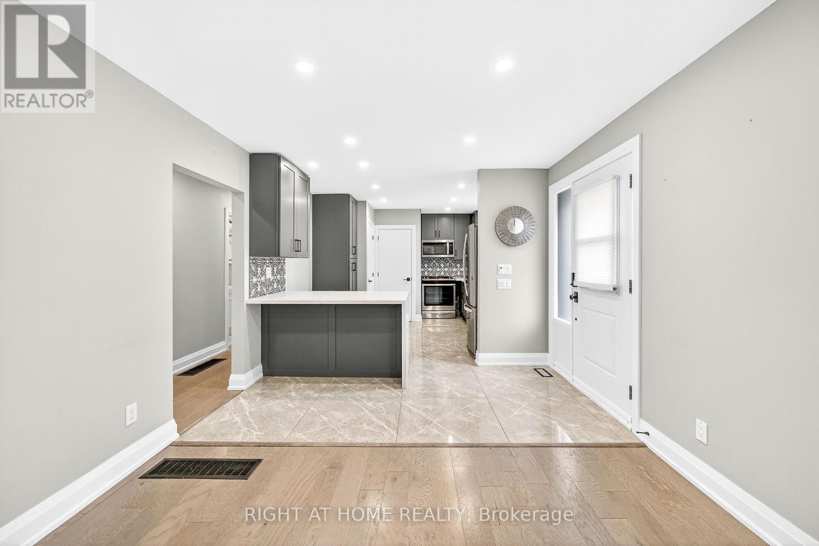 2298 Fassel Avenue, Burlington, Ontario  L7R 3P3 - Photo 4 - W12533176