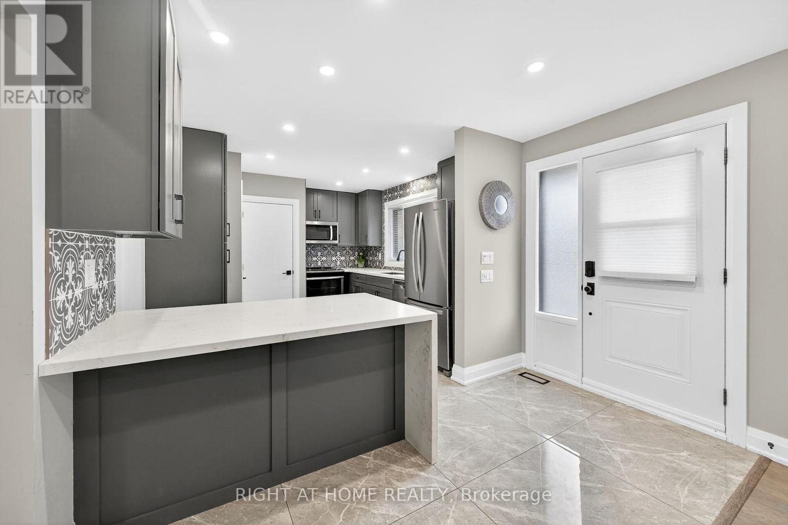 2298 Fassel Avenue, Burlington, Ontario  L7R 3P3 - Photo 9 - W12533176