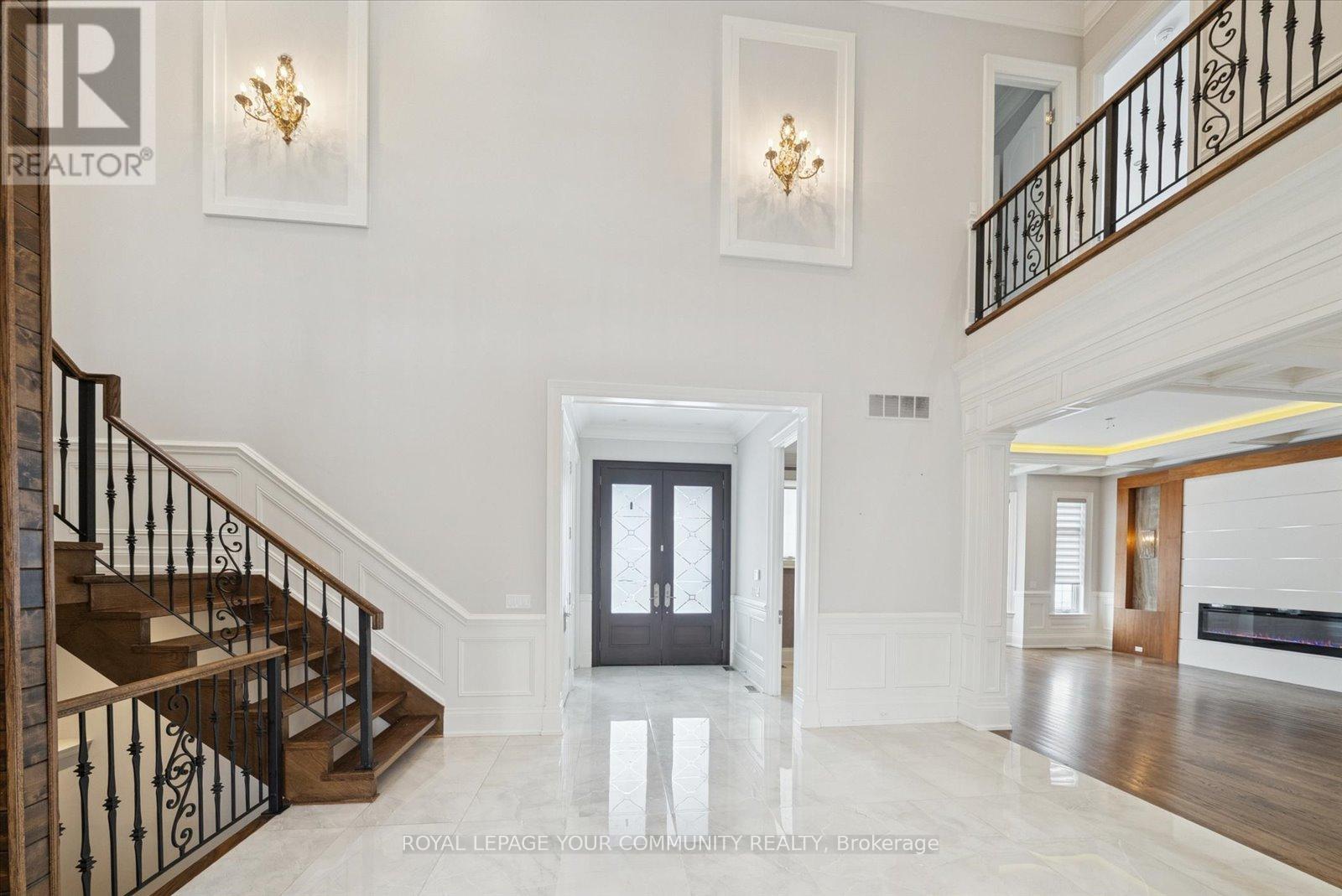 2 Poplar Drive, Richmond Hill, Ontario  L4E 2W5 - Photo 4 - N12533310