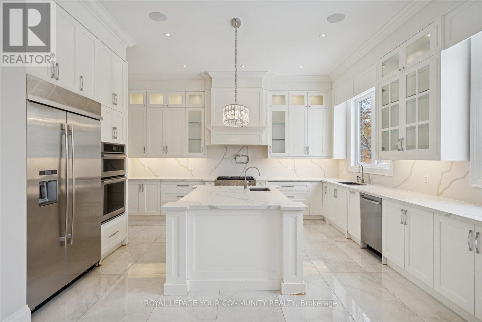 2 Poplar Drive, Richmond Hill, Ontario  L4E 2W5 - Photo 5 - N12533310