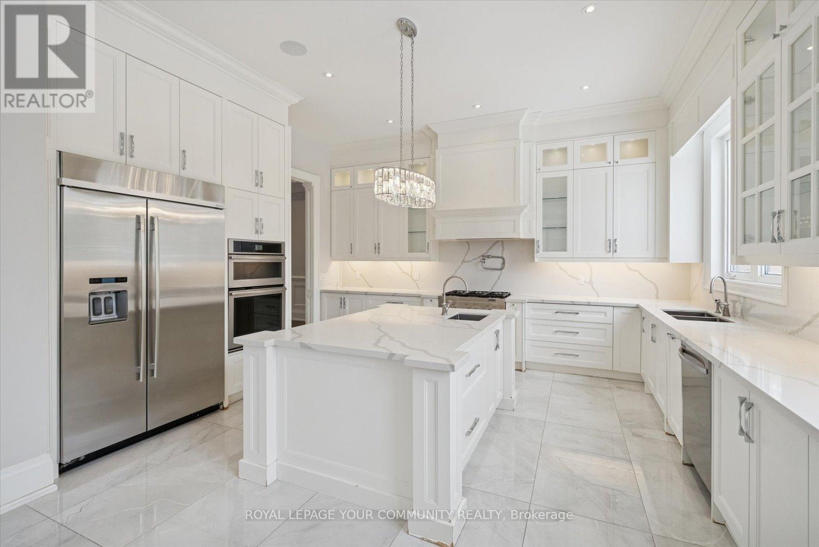 2 Poplar Drive, Richmond Hill, Ontario  L4E 2W5 - Photo 6 - N12533310