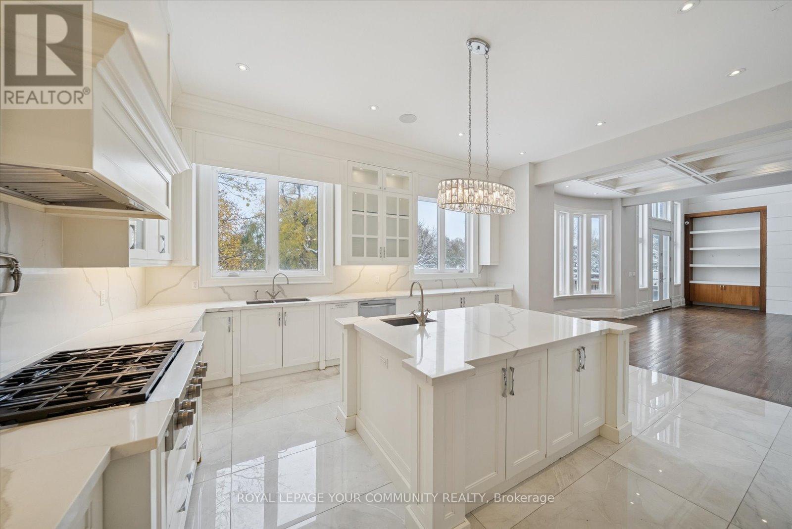 2 Poplar Drive, Richmond Hill, Ontario  L4E 2W5 - Photo 7 - N12533310