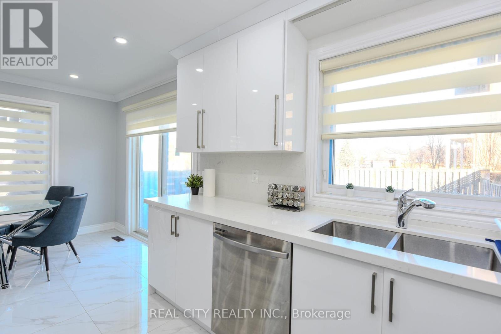 7020 Black Walnut Trail, Mississauga, Ontario  L5N 7N7 - Photo 21 - W12533226