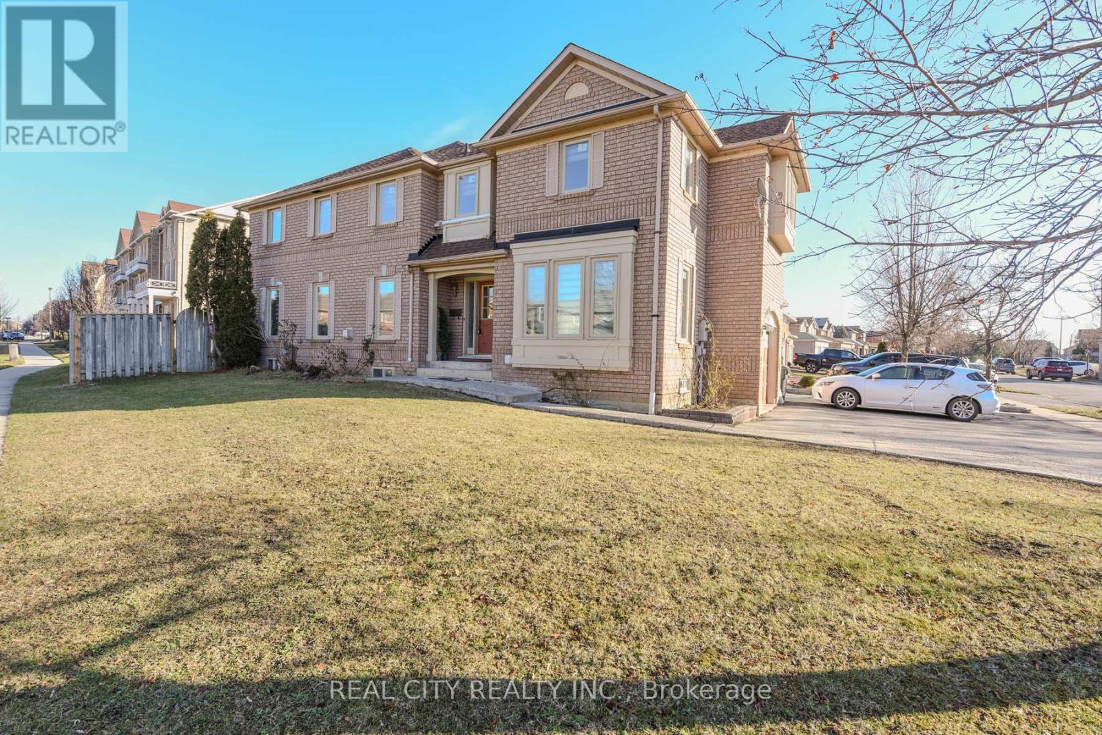 7020 Black Walnut Trail, Mississauga, Ontario  L5N 7N7 - Photo 4 - W12533226