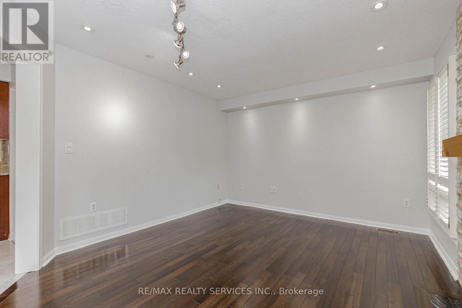 106 Narrow Valley Crescent, Brampton, Ontario  L6R 2M6 - Photo 16 - W12533228