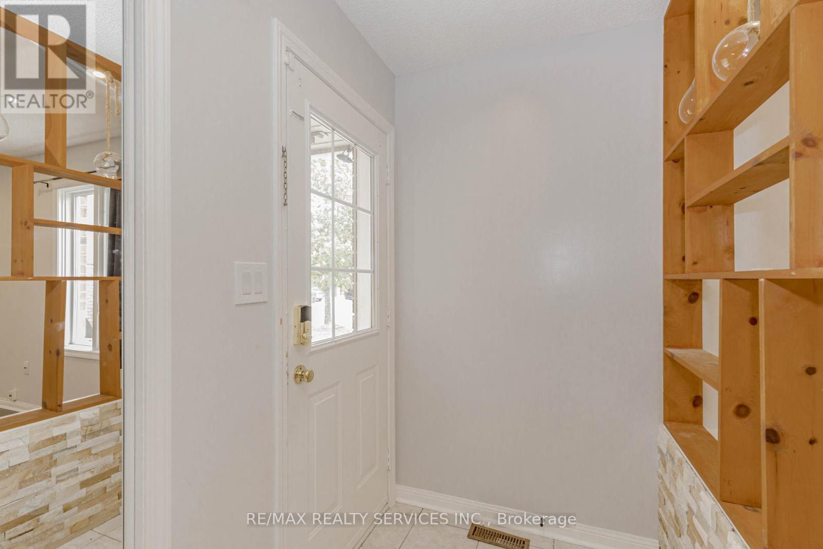 106 Narrow Valley Crescent, Brampton, Ontario  L6R 2M6 - Photo 2 - W12533228