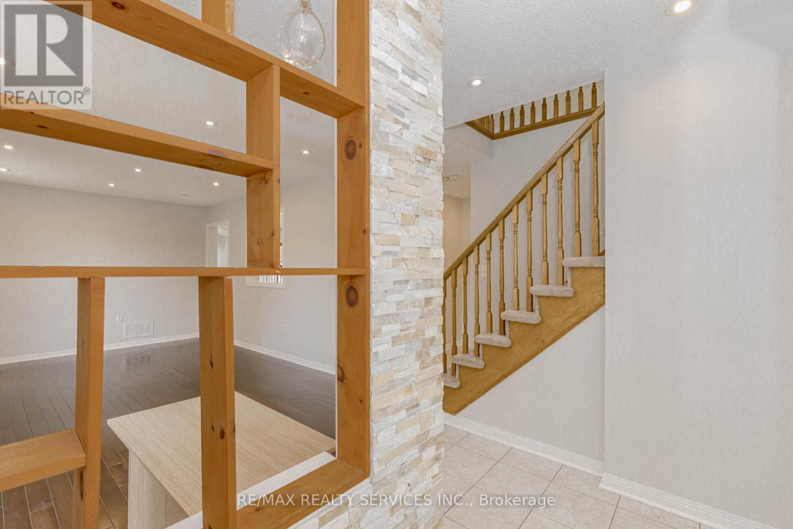 106 Narrow Valley Crescent, Brampton, Ontario  L6R 2M6 - Photo 3 - W12533228