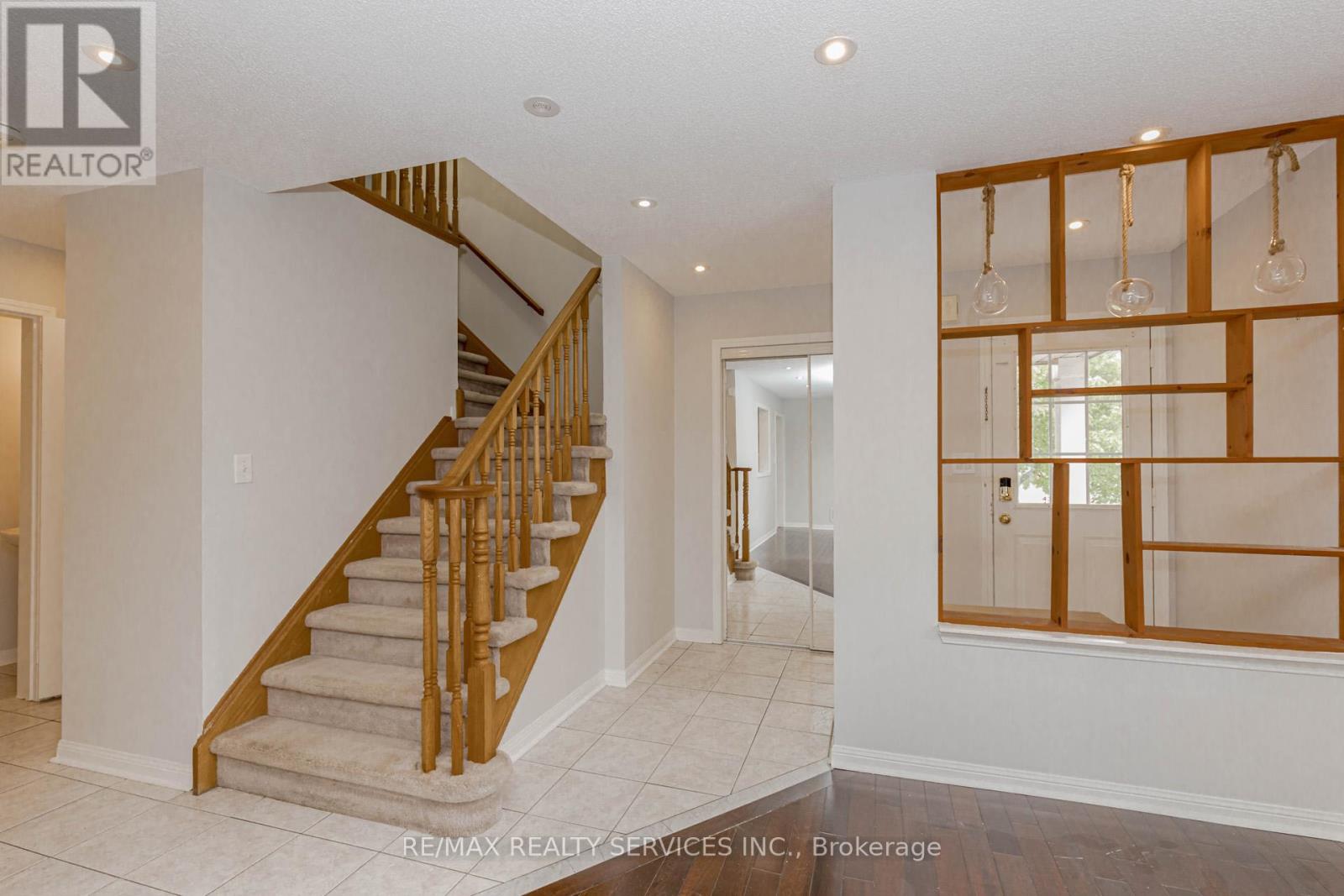 106 Narrow Valley Crescent, Brampton, Ontario  L6R 2M6 - Photo 8 - W12533228