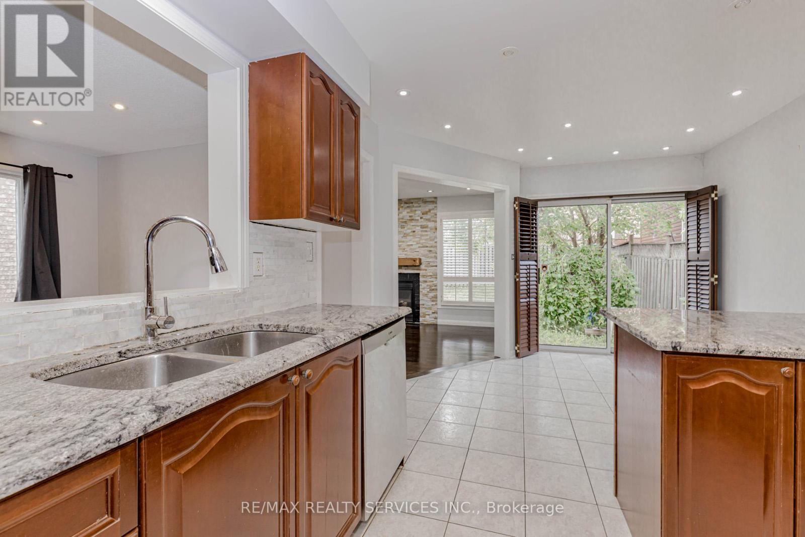 106 Narrow Valley Crescent, Brampton, Ontario  L6R 2M6 - Photo 9 - W12533228