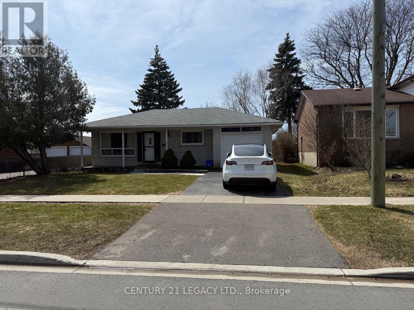 (Upper) - 18 Harper Road, Brampton, Ontario  L6W 2W5 - Photo 3 - W12533280