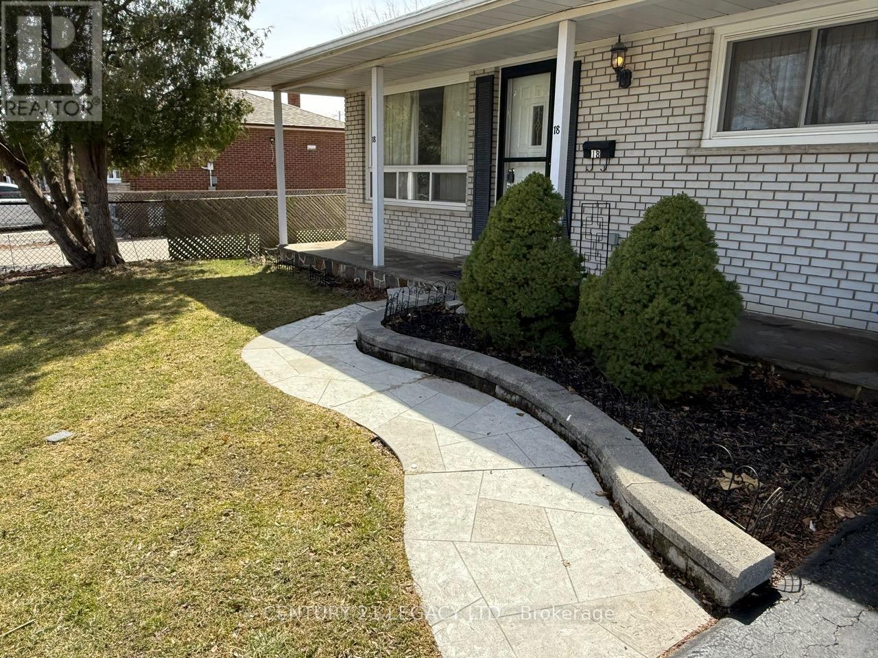 (Upper) - 18 Harper Road, Brampton, Ontario  L6W 2W5 - Photo 4 - W12533280