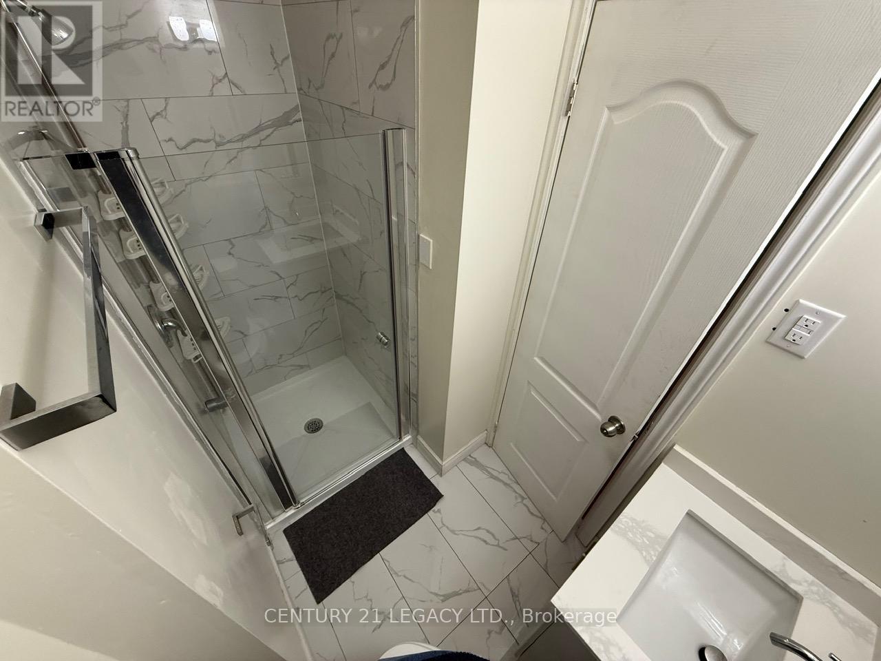 (Upper) - 18 Harper Road, Brampton, Ontario  L6W 2W5 - Photo 8 - W12533280