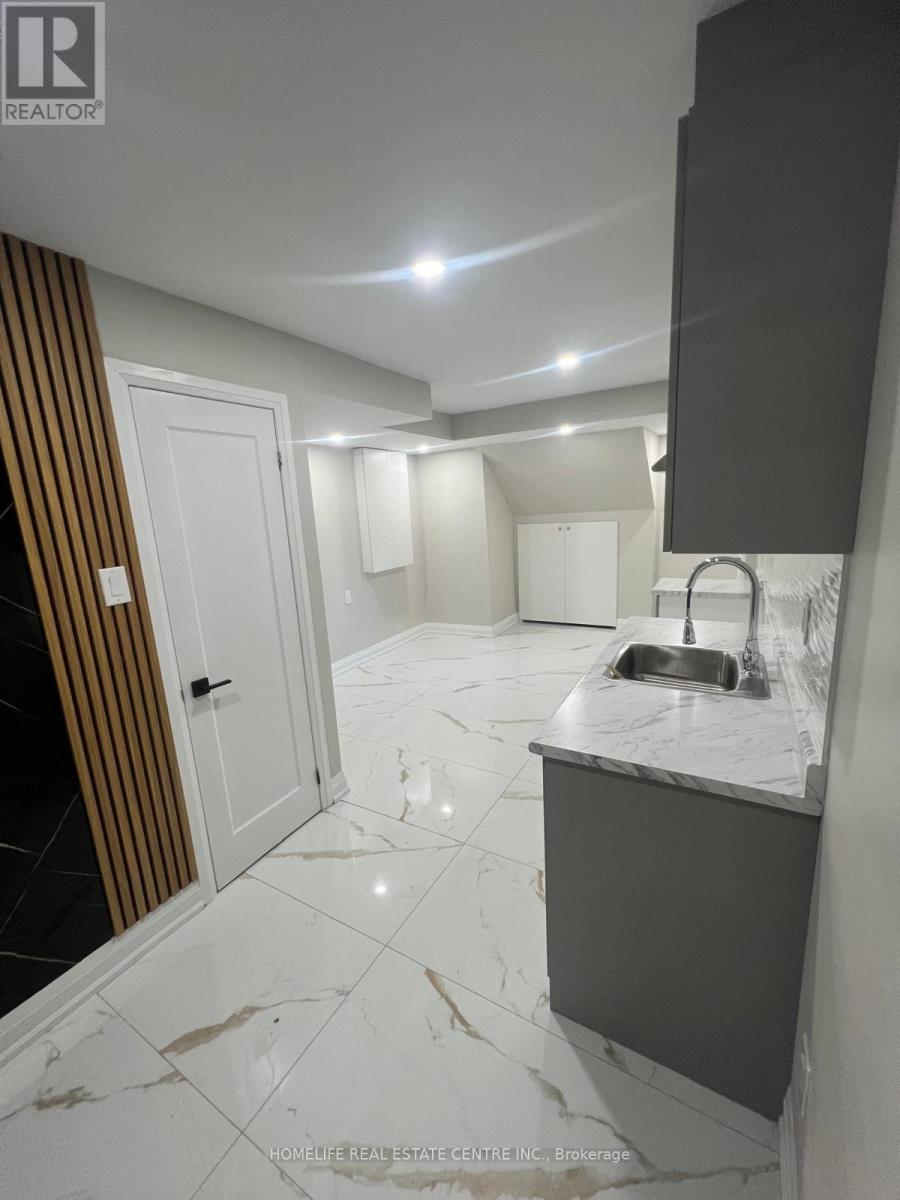 5 Bay Crest Drive, Brampton, Ontario  L6Z 1H5 - Photo 14 - W12532334