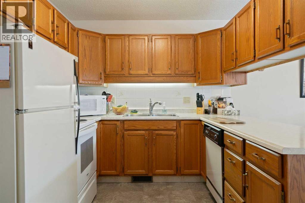 Property at 40 Sandarac Circle NW image 3