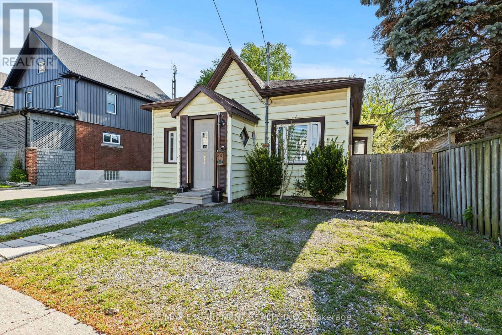 4774 Saint Clair Avenue E, Niagara Falls, Ontario  L2E 3T1 - Photo 2 - X12533250