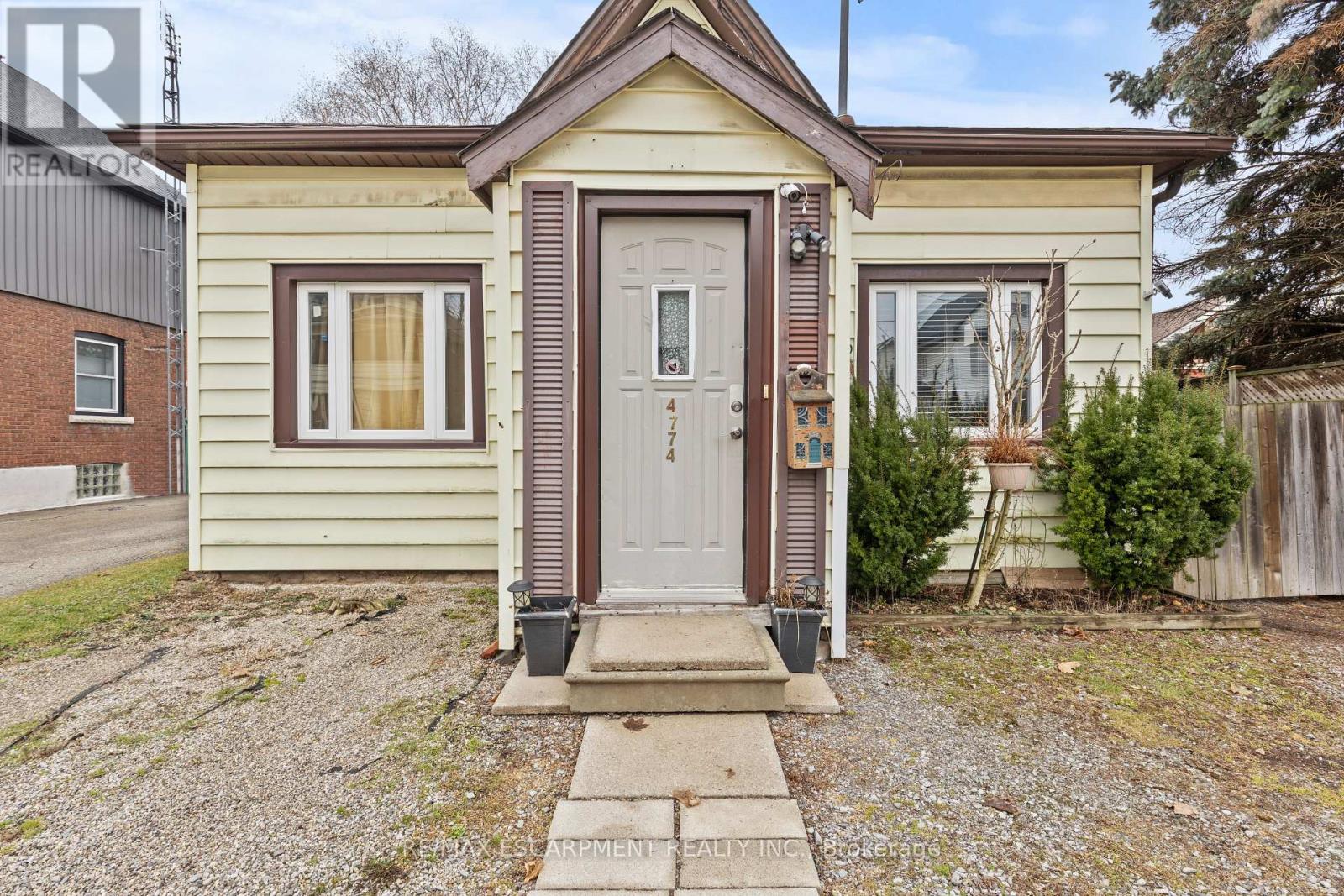 4774 Saint Clair Avenue E, Niagara Falls, Ontario  L2E 3T1 - Photo 3 - X12533250