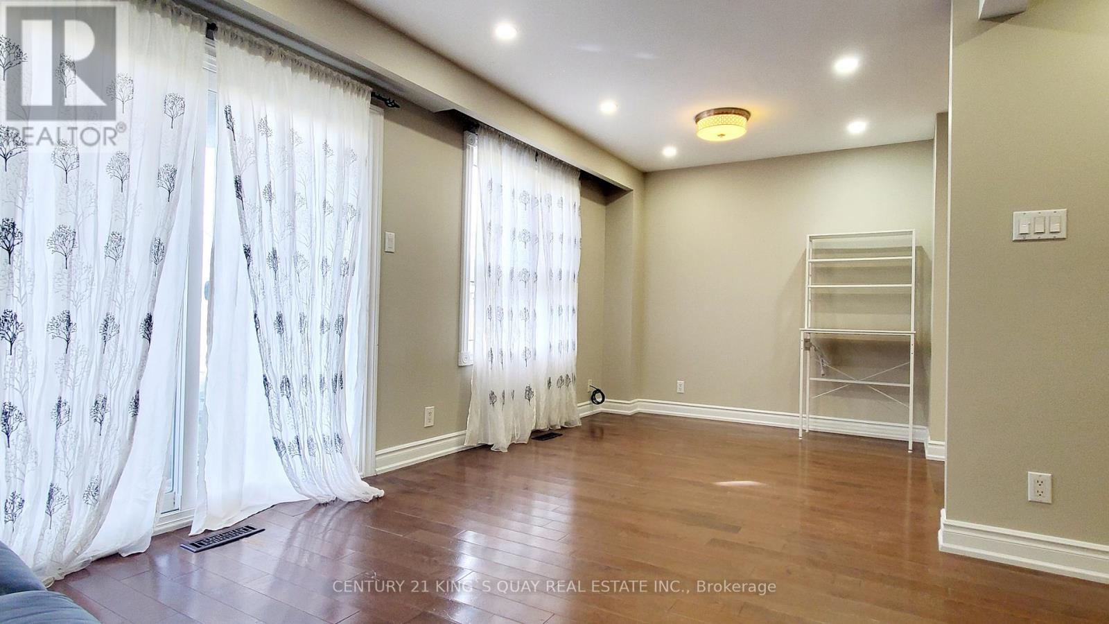 136 Valdor Drive, Toronto, Ontario  M1V 1R5 - Photo 4 - E12533078