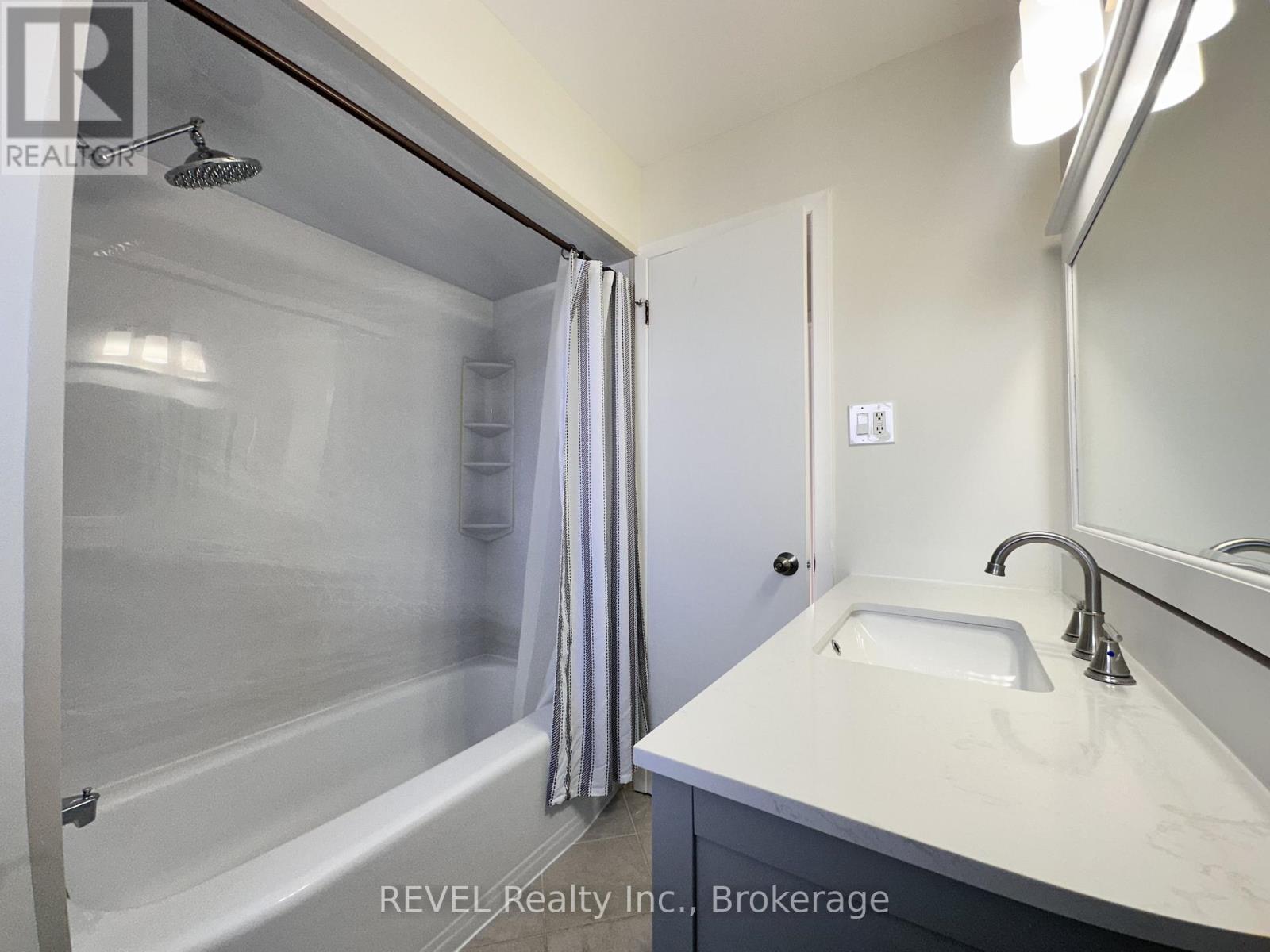 Upper - 7109 Jill Drive, Niagara Falls, Ontario L2G 7C9 - Photo 13 - X12533364