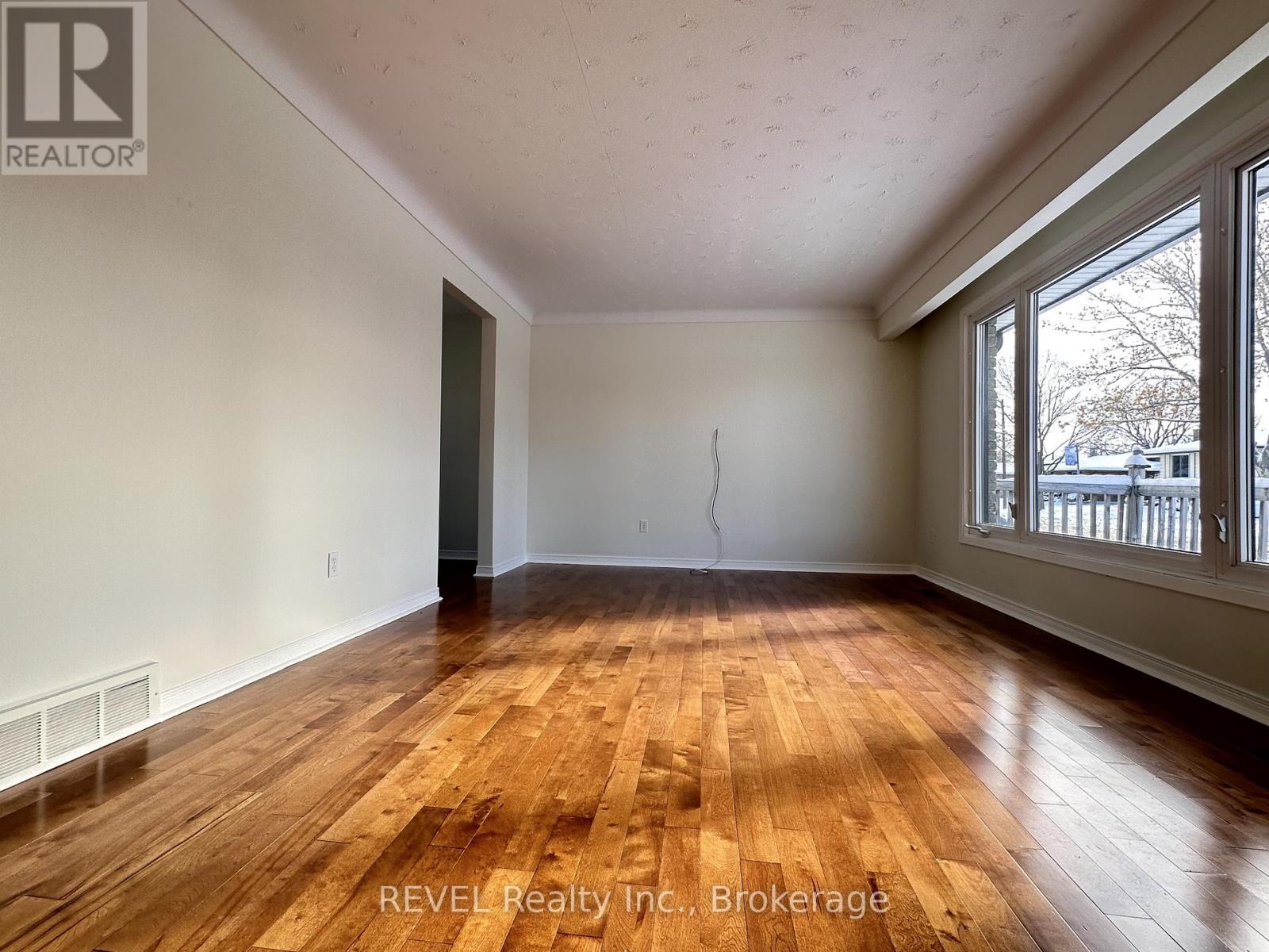 Upper - 7109 Jill Drive, Niagara Falls, Ontario L2G 7C9 - Photo 3 - X12533364