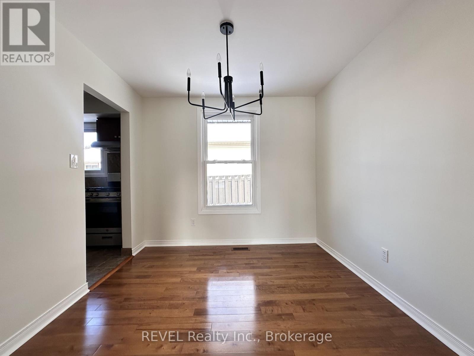 Upper - 7109 Jill Drive, Niagara Falls, Ontario L2G 7C9 - Photo 4 - X12533364