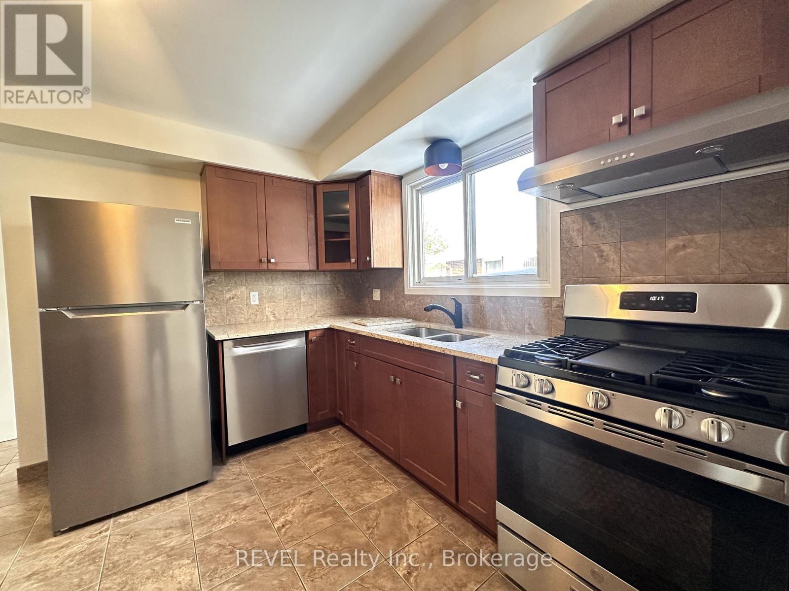 Upper - 7109 Jill Drive, Niagara Falls, Ontario L2G 7C9 - Photo 5 - X12533364